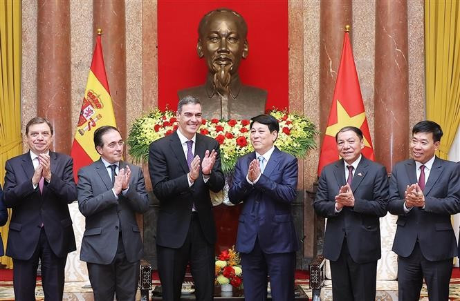 Le président vietnamien Luong Cuong (3e de droite à gauche) reçoit le Premier ministre d'Espagne, Pedro Sánchez (3e de gauche à droite). Photo: VNA