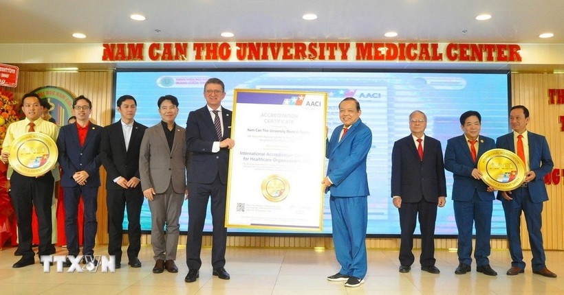 Cérémonie marquant l'obtention de la certification de qualité conforme aux normes de l'American Accreditation Commission International (AACI) de l'Hôpital universitaire de Nam Cân Tho. Photo: VNA