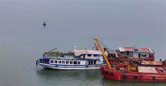 Le bateau touristique Vinh Xanh a été entièrement pompé hors de sa cale et a été remorqué jusqu'au chantier naval d'Ha Long. Photo: VNA