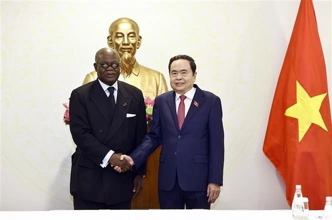 Le président de l'AN Tran Thanh Man (droite) et le président de l’APF Hilarion Etong. Photo: VNA