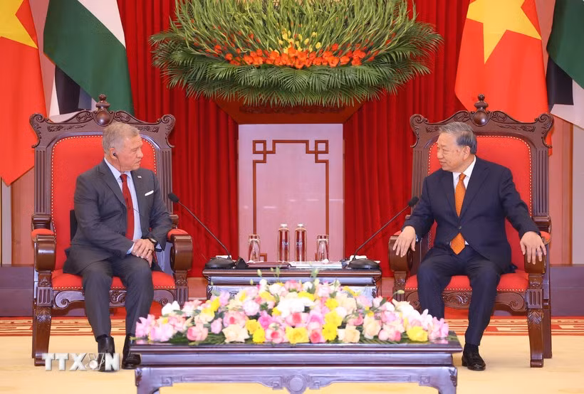 Le roi de Jordanie Abdullah II Ibn Al Hussein rencontre le secrétaire général du Parti Tô Lâm (droite). Photo: VNA