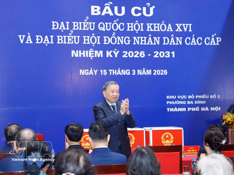 Le secrétaire général du Parti To Lam assiste à la cérémonie d'ouverture du vote du bureau de vote n° 2 du quartier de Ba Dinh. Photo: VNA