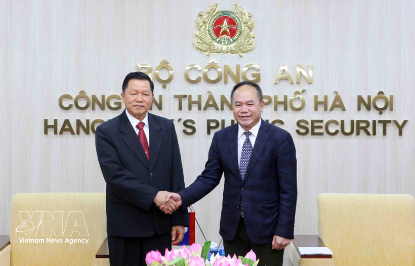 Le général de division Nguyen Thanh Tung, directeur de la Police municipale de Hanoï (droite) et le ministre lao de la Sécurité publique Vanthong Kongmany. Photo: VNA