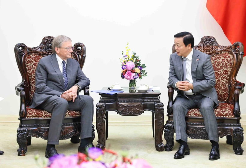 Le vice-Premier ministre Tran Hong Ha (droite) et Boris Yuryevich Titov, envoyé spécial du Président russe pour les relations avec les organisations internationales pour la réalisation des Objectifs de développement durable. Photo: VNA