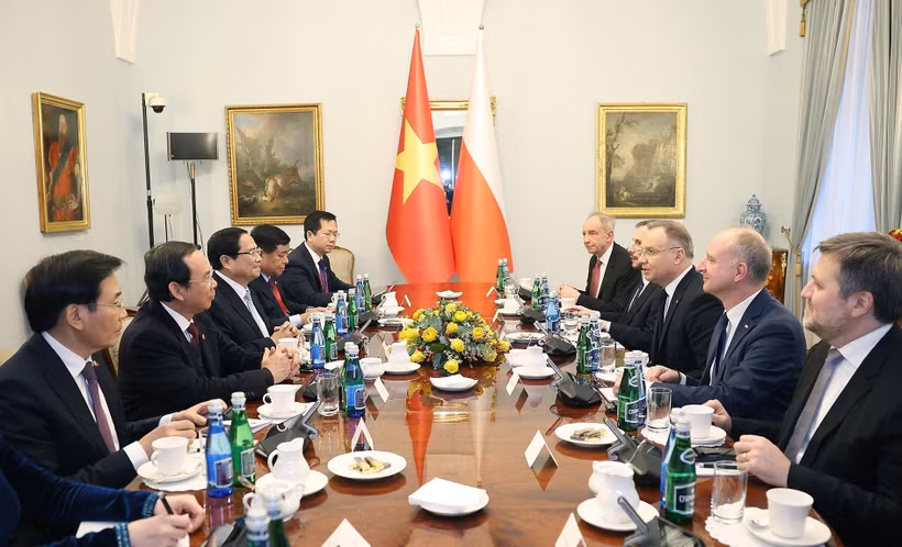 Entrevue entre le Premier ministre Pham Minh Chinh et le président polonais Andrzej Duda au palais présidentiel, à Varsovie. Photo: VNA