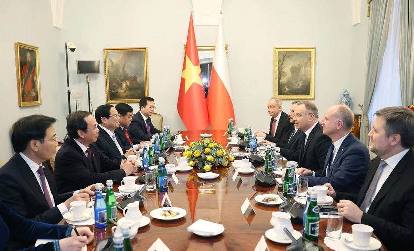 Entrevue entre le Premier ministre Pham Minh Chinh et le président polonais Andrzej Duda au palais présidentiel, à Varsovie. Photo: VNA