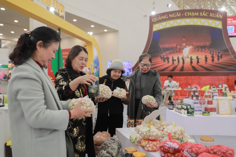 De nombreux produits aux designs variés, reflétant le caractère unique de la province de Quang Ngai, attirent un grand nombre de visiteurs à la Foire du Printemps 2026. Photo: VNA