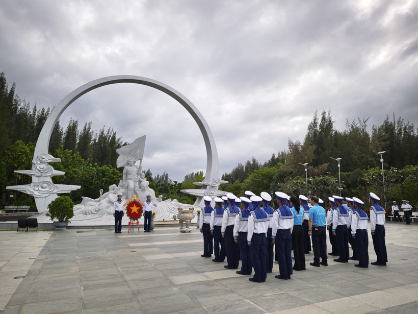 La délégation du SCOV, du ministère des Affaires étrangères et du Club Hoang Sa – Truong Sa en Pologne rend hommage à la zone commémorative des soldats de Gac Ma. Photo: VNA