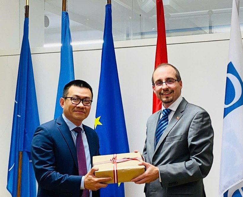 L'ambassadeur du Vietnam en Autriche, Vu Lê Thai Hoàng (gauche) remet un souvenir au Dr Arnold Kammel, vice-ministre permanent de la Défense d'Autriche. Photo: VNA