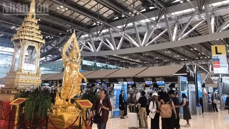 Suvarnabhumi est l'un des aéroports qui a augmenté ses frais de service aux passagers. Photo: Nhandan