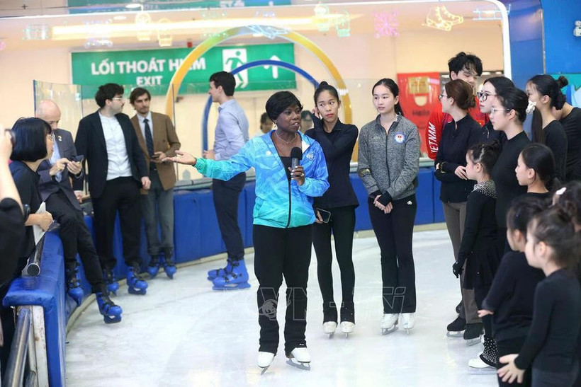 La légende française du patinage artistique Surya Bonaly échange avec de jeunes patineurs vietnamiens. Photo: VNA
