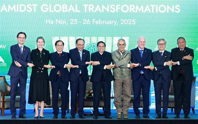 Le Premier ministre Pham Minh Chinh (au centre), le Premier ministre malaisien Anwar bin Ibrahim, le Premier ministre néo-zélandais Christopher Luxon, le président du Timor-Leste José Ramos-Horta et des chefs de délégations à la session plénière du Forum sur l'avenir de l'ASEAN. Photo : VNA