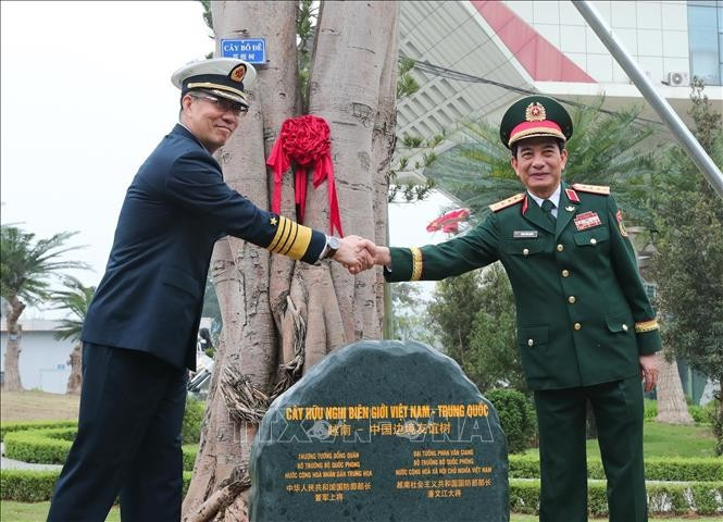 Le général Phan Van Giang, membre du Bureau politique, secrétaire adjoint de la Commission militaire centrale et ministre vietnamien de la Défense (droite), et le général de corps d'armée Dong Jun, membre du Comité central du Parti communiste chinois et ministre chinois de la Défense. Photo: VNA