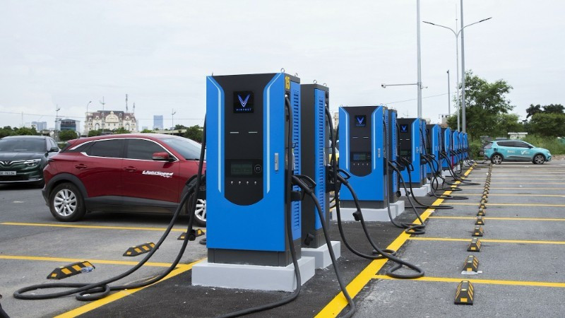 Bornes de recharge pour véhicules électriques au parking Minh Khai, rue Câu Diên, à Hanoï. Photo : nhandan.vn