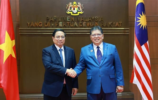 Le Premier ministre Pham Minh Chinh (gauche) et Tan Sri Dato' Johari Bin Abdul, président de la Chambre des représentants de Malaisie. Photo: VNA
