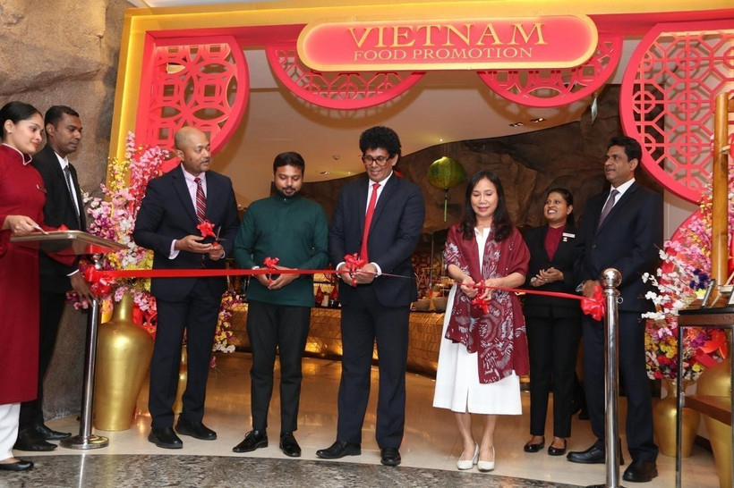L’ambassadrice du Vietnam au Sri Lanka Trinh Thi Tâm, aux côtés de représentants sri-lankais, coupe le ruban inaugural de la Semaine de la gastronomie vietnamienne. Photo: VNA