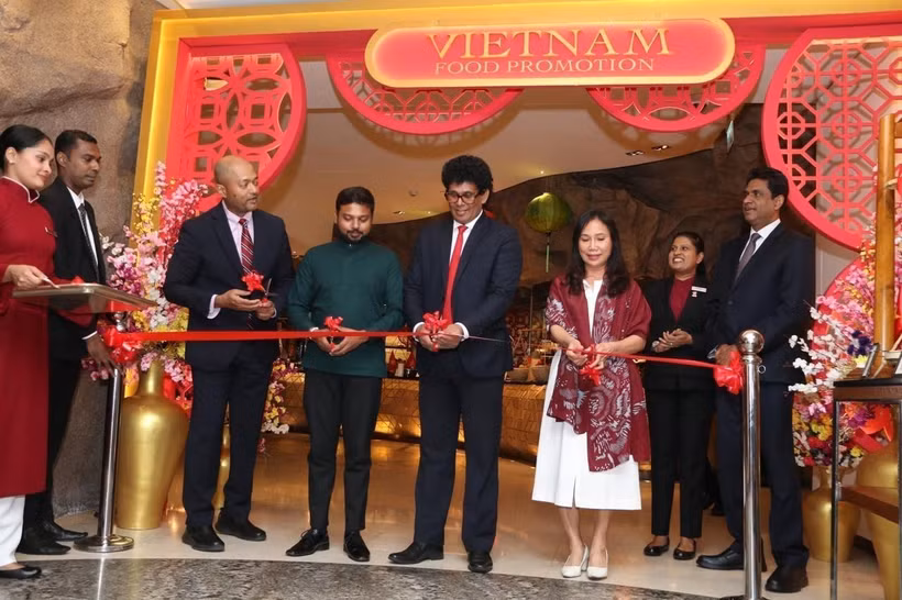 L’ambassadrice du Vietnam au Sri Lanka Trinh Thi Tâm, aux côtés de représentants sri-lankais, coupe le ruban inaugural de la Semaine de la gastronomie vietnamienne. Photo: VNA