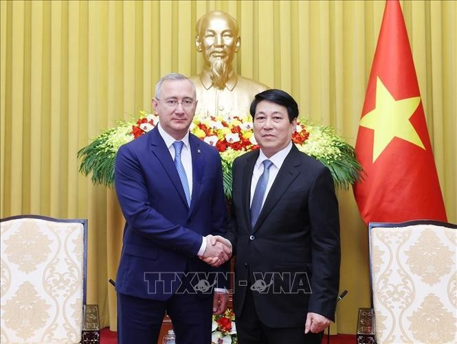 Le président vietnamien Luong Cuong (droite) reçoit le gouverneur de l'oblast de Kalouga de Russie. Photo: VNA