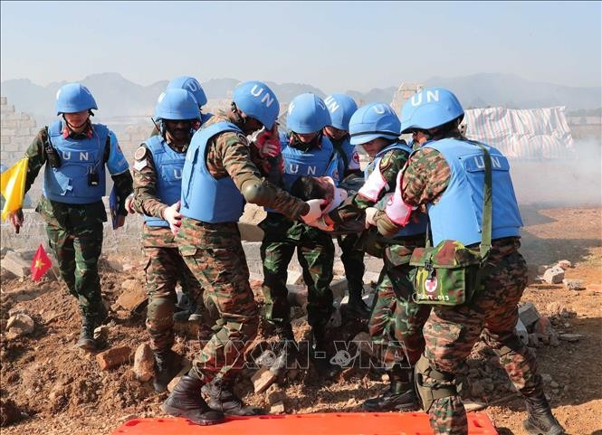 Exercice de sauvetage pour les victimes d'un effondrement d'immeuble. Photo : VNA