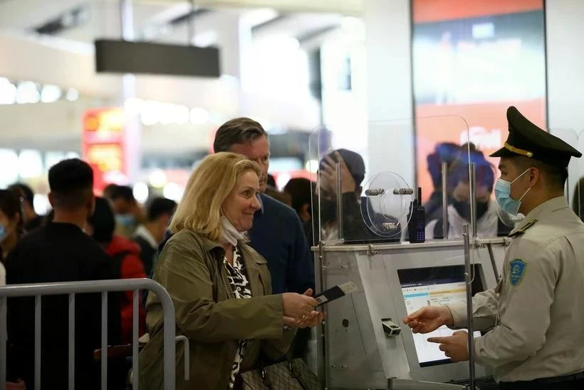 Vérifier les informations des passagers avant d'entrer dans le point de contrôle de sécurité. Photo: VNA