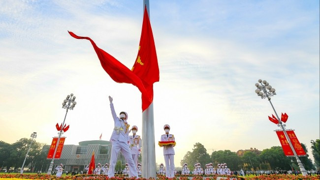 Une cérémonie de lever du drapeau sur la place Ba Dinh.