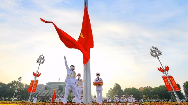 Une cérémonie de lever du drapeau sur la place Ba Dinh.