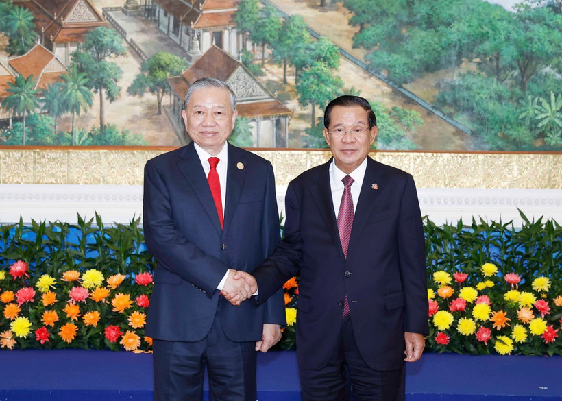 Le secrétaire général du Parti communiste du Vietnam (PCV), To Lam, rencontre Samdech Techo Hun Sen (droite). Photo: VNA