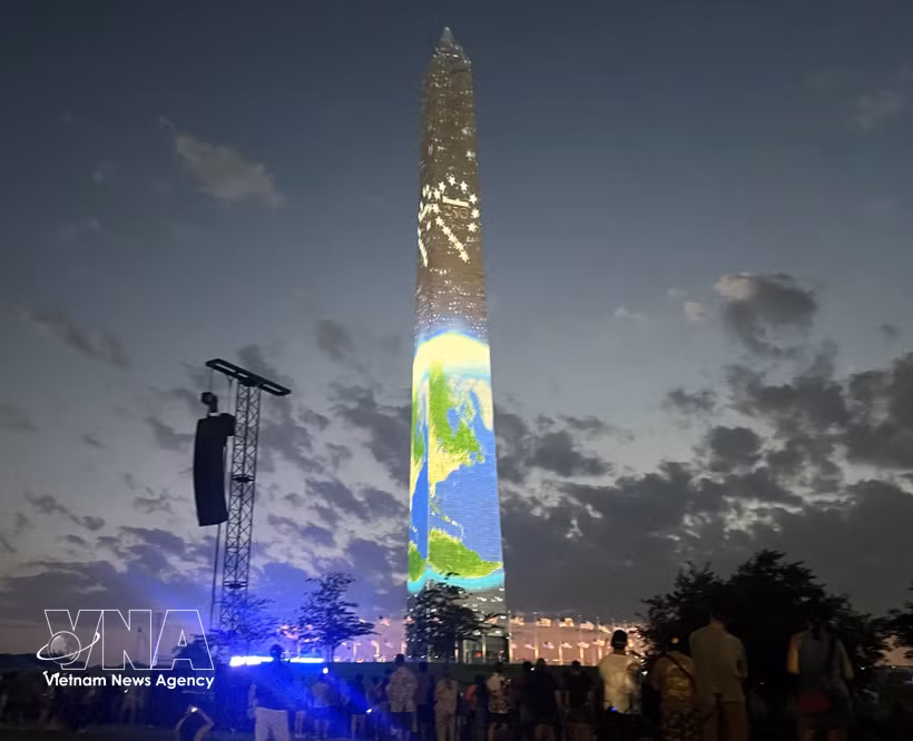 Le logo « Freedom 250 » et une représentation de la Terre sont projetés sur le Washington Monument dans le cadre des célébrations du 250e anniversaire de l'indépendance des États-Unis. Photo: VNA