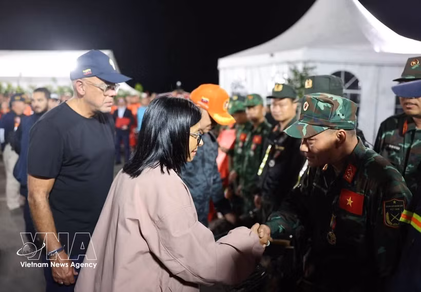 La présidente par intérim du Venezuela, Delcy Rodríguez, rend visite à la délégation de secours vietnamienne. Photo: VNA