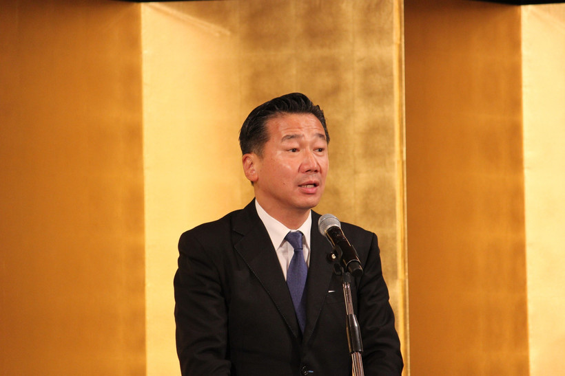 Le vice-président de la Chambre des conseillers, Tetsuro Fukuyama s'exprime lors de la cérémonie. Photo: VNA