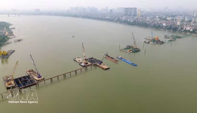 Le pont Tran Hung Dao figure parmi les sept ponts enjambant le fleuve Rouge dont la construction a été lancée en 2025. Photo: VNA
