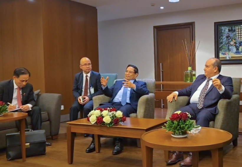 Le Premier ministre Pham Minh Chinh et son homologue algérien Sifi Ghrieb coprésident une séance de travail avec les ministères, agences et entreprises vietnamiennes et algériennes, afin de mettre en œuvre les engagements pris. – Photo : VGP