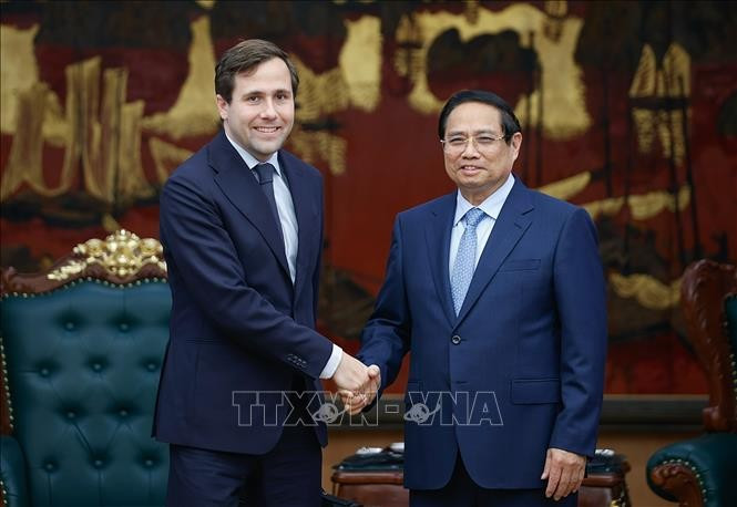Le 12 mai 2025, à Hanoï, le Premier ministre Pham Minh Chinh reçoit Benjamin Dousa, ministre suédois de la Coopération internationale au développement et du Commerce extérieur. Photo: VNA