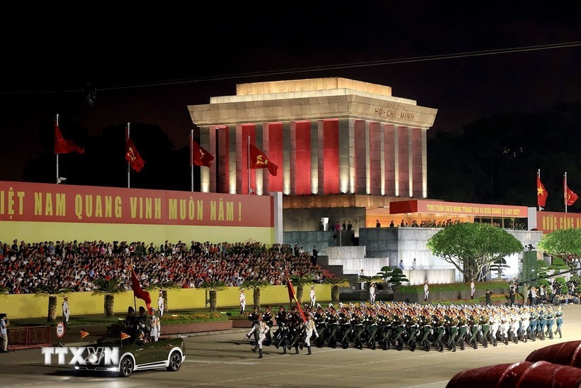Le bloc d'honneur des trois armées (Marine, Armée de terre et Force aérienne) défile sur la place Ba Dinh. Photo: VNA