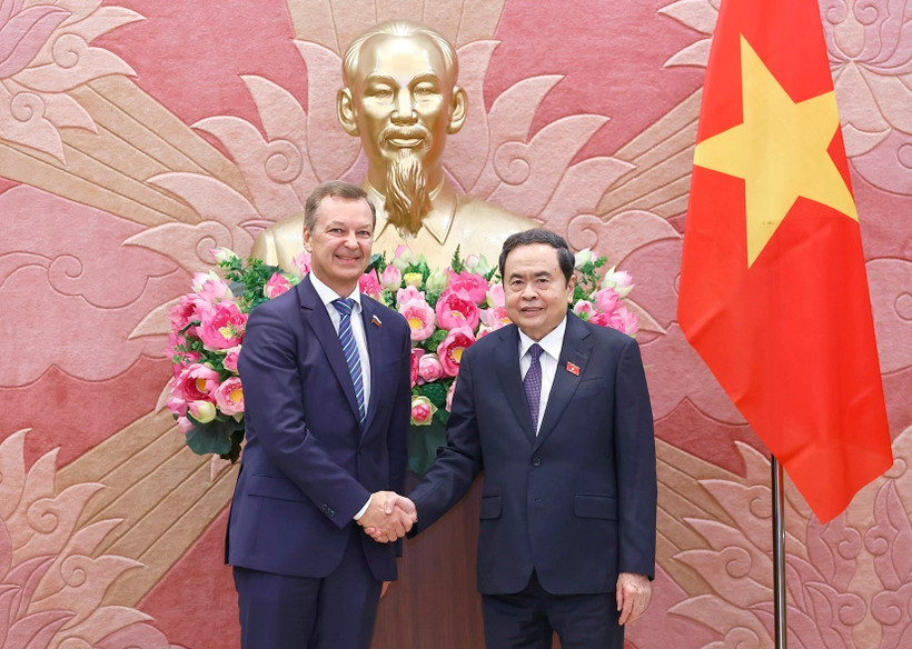Le président de l'Assemblée nationale (AN), Trân Thanh Mân (droite) rencontre le premier vice-président du Conseil de la Fédération de l’Assemblée Fédérale de la Fédération de Russie, Andrey Vladimirovich Yatskin. Photo: VNA
