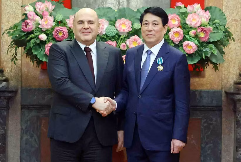 Le président Luong Cuong (droite) et le Premier ministre russe Mikhaïl Michoustine. Photo: VNA