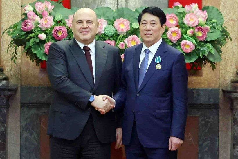 Le président Luong Cuong (droite) et le Premier ministre russe Mikhaïl Michoustine. Photo: VNA