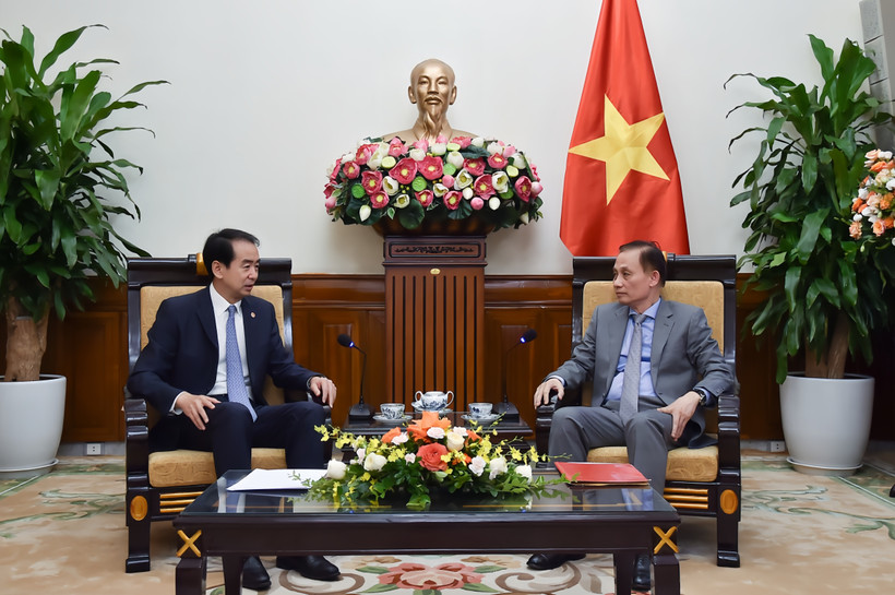 Lê Hoài Trung, secrétaire du Comité central du Parti et ministre par intérim des Affaires étrangères (droite) et l'ambassadeur de Chine au Vietnam, He Wei. Photo: VNA