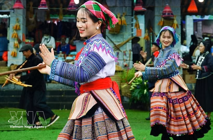 Spectacle de danse de l’ethnie Hmong lors de la "Journée de la grande union nationale" des communautés ethniques au Village culturel et touristique des ethnies du Vietnam. Photo: VNA