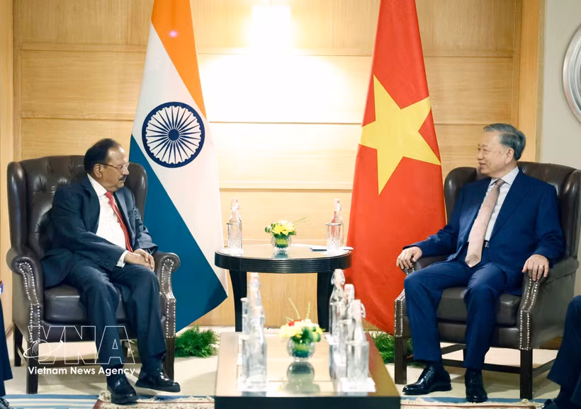 Le secrétaire général du Parti communiste du Vietnam et président de la République, To Lam et le conseiller à la sécurité nationale de l’Inde, Ajit Doval. Photo: VNA