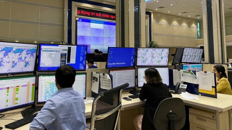 Les prévisionnistes analysent les données du système Smartmet pour diffuser des bulletins de prévision et des alertes précoces en cas de catastrophes naturelles au Centre national de prévision hydrométéorologique. Photo : nhandan.vn 