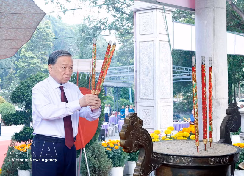 Le secrétaire général du Parti communiste du Vietnam et président de la République, To Lam brûle des bâtons d’encens en hommage aux héros et martyrs au cimetière des martyrs de la colline 82 de Tan Bien. Photo: VNA