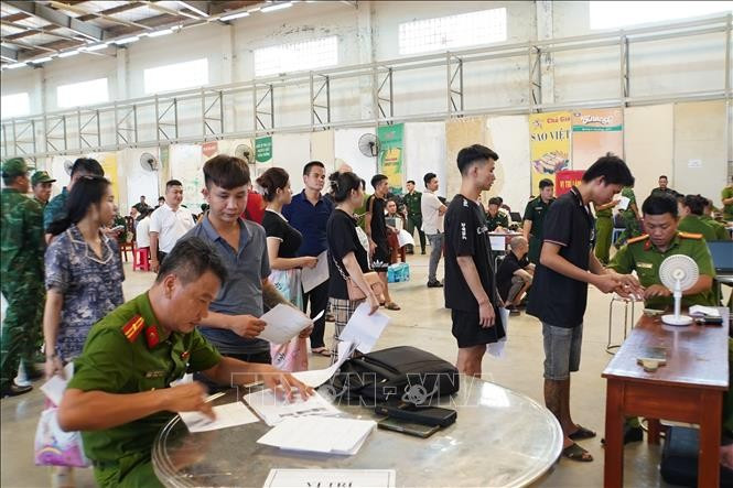 Les autorités travaillent avec les citoyens rapatriés. Photo : VNA