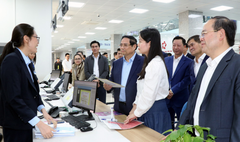 Le Premier ministre Pham Minh Chinh (en chemise bleue) visite le Centre de services administratifs publics de Quang Ninh. Photo: VNA