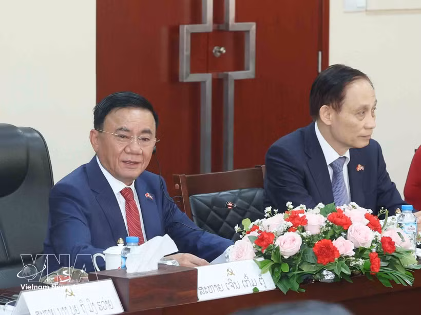 Le membre du Bureau politique et permanent du Secrétariat du Comité central du Parti communiste du Vietnam, Tran Cam Tu (à gauche) s'exprime lors de l'entretien avec son homologue du Parti populaire révolutionnaire lao (PPRL), Vilay Lakhamphong. Photo : VNA