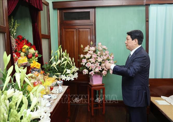 Le président Luong Cuong offre de l'encens en hommage du Président Hô Chi Minh. Photo: VNA