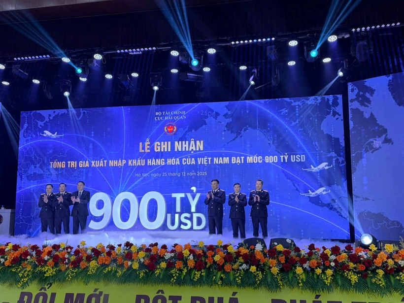Cérémonie marquant le franchissement du cap historique des 900 milliards de dollars du commerce extérieur vietnamien. Photo: bnews.vn