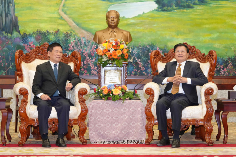 Le vice-Premier ministre vietnamien Hô Duc Phoc (gauche) rencontre le secrétaire général du Parti populaire révolutionnaire lao (PPRL) et président lao, Thongloun Sisoulith. Photo: VNA