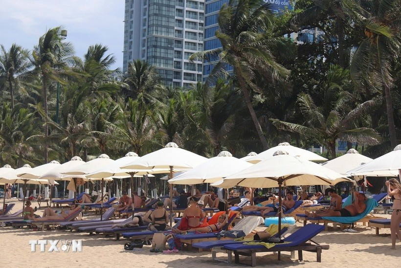 Des touristes russes sur la plage de Nha Trang. Photo : VNA