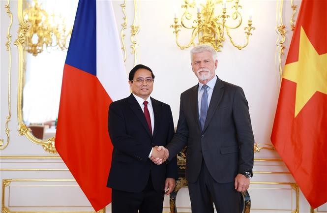 Le Premier ministre Pham Minh Chinh (gauche) rencontre le président de la République tchèque Petr Pavel. Photo: VNA
